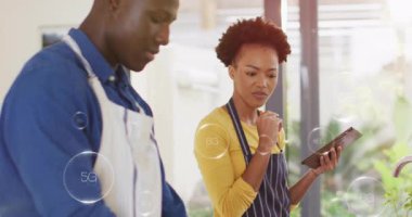 Evde iki kişi 5G ve 6G teknolojili animasyon ile yemek pişiriyor. yenilik, akıllı ev, bağlantı, sanal, gelecek, iletişim