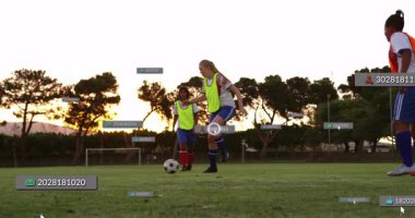 Sahada antrenman, okul ortamında animasyon veri etiketli futbolcular. uygulama, spor, teknoloji, eğitim, takım çalışması