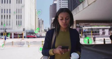 Elinde kahve ve telefon olan, şehirde animasyon örtüsüyle yürüyen bir kadın. Kentsel, teknoloji, yaşam tarzı, modern, iletişim, kafein