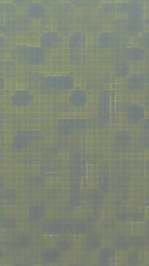 Dürbün taraması ve veri işleme ile dönen DNA ipliği animasyonu. küresel bilim, araştırma, veri işleme ve dijital arayüz kavramı dijital olarak oluşturulmuş video.