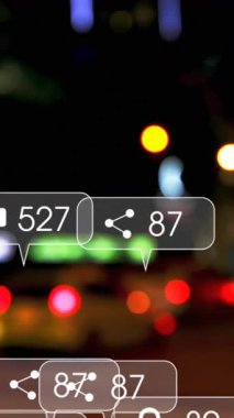 Yol trafiği ve şehir ışıkları üzerinde sosyal medya simgeleri ve numaralarının animasyonu. küresel sosyal medya, bağlantılar ve dijital arayüz konsepti dijital olarak oluşturulmuş video.