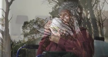 Elinde fincanla, arka planda orman ağaçları olan yaşlı bir adam. Doğa, son sınıf, açık hava, sükunet, rahatlama, huzur