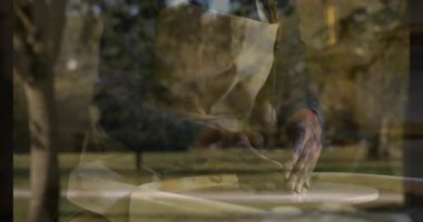 Çömlek çarkındaki çamuru şekillendirmek, arka planda doğa olan sanatı yaratan kişi. seramikler, zanaatkarlık, zanaatkarlık, yaratıcılık, el yapımı, sanatsal