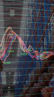 Depodaki çeşitli iş adamları üzerinde finansal veri işleme animasyonu. küresel sevkiyat, dağıtım ve bağlantılar konsepti dijital olarak oluşturulmuş video.