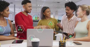 Değişik ekipler yeşil teknoloji simgeleriyle iş birliği yaparak animasyonu örtüyor. Takım çalışması, işbirliği, sürdürülebilirlik, yenilik, çevre dostu, iş