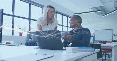 Bilgisayarda dijital veri dalgası animasyonu ile iş birliği yapan iki meslektaşım. İşbirliği, takım çalışması, teknoloji, yenilik, iş dünyası, iletişim