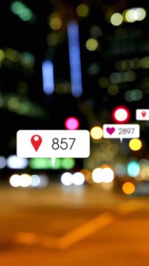 Yol trafiği ve şehir ışıkları üzerinde sosyal medya simgeleri ve numaralarının animasyonu. küresel sosyal medya, bağlantılar ve dijital arayüz konsepti dijital olarak oluşturulmuş video.