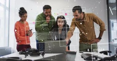 Dijital arayüzle veri analizi, modern ofiste işbirliği yapan çeşitli takımlar. Teknoloji, takım çalışması, yenilik, işbirliği, çeşitlilik, iş dünyası