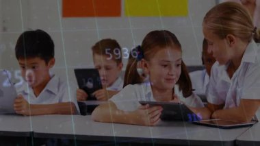 Sınıfta veri işleme animasyon örtüsü olan tabletler kullanan çocuklar. Teknoloji, eğitim, dijital, öğrenme, yenilik, etkileşimli