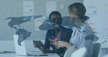 Dijital dünya haritası ve veri analizi animasyonu üzerinde tartışan iki iş kadını. inovasyon, takım çalışması, işbirliği, analiz, strateji, profesyonel