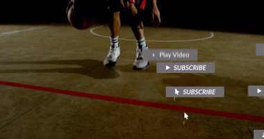 Salya akıtan basketbol, sahada sosyal medya tebliğlerinin animasyonunu yapan oyuncu. Spor, atlet, teknoloji, katılım, etkileşim, dijital