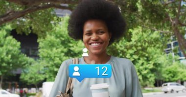 Elinde kahve tutan, sosyal medya tebligatlarıyla gülümseyen bir kadın. Yaşam tarzı, iletişim, dijital, teknoloji, ağ kurma, etkileşim