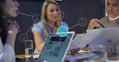 İş toplantısında, çeşitli profesyoneller ağ bağlantıları animasyonunu tartışıyor. Takım çalışması, işbirliği, beyin fırtınası, ağ oluşturma, şirket, strateji