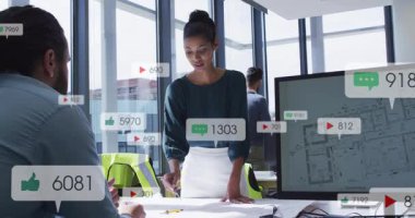 Ofiste, sosyal medya simgelerinin animasyonuyla işbirliği yapan iş adamları var. takım çalışması, işbirliği, dijital, ağ, teknoloji, yenilik