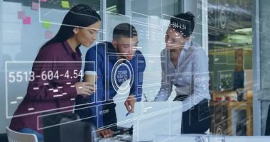 Dijital grafikleri animasyonla analiz etmek, ofis ortamındaki iş adamları. Şirket, teknoloji, analiz, takım çalışması, finans, strateji