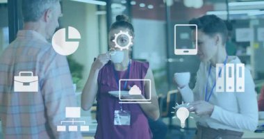 Animasyon hakkında konuşmak, toplantı odasında dijital ikonları olan iş adamları. Takım çalışması, teknoloji, yenilik, işbirliği, beyin fırtınası, şirket