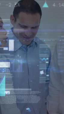 Toplantı planları olan mimarların istatistik ve finansal veri işleme animasyonları. küresel mimari, iş ve veri işleme kavramı dijital olarak oluşturulmuş video.