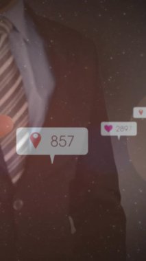 Sosyal medya simgeleri ve numaralarının interaktif ekrana dokunması üzerine animasyonu. küresel sosyal medya, bağlantılar ve dijital arayüz konsepti dijital olarak oluşturulmuş video.