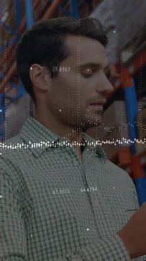 Depodaki Kafkas işadamının finansal veri işleme animasyonu. küresel sevkiyat, dağıtım ve bağlantılar konsepti dijital olarak oluşturulmuş video.