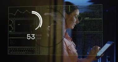 Tablet kullanılarak, okul ortamında dijital veri işleme gören bir kadın. Teknoloji, öğrenci, eğitim, öğrenme, yenilik, fütürist