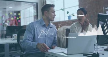 Veri analizlerini grafiklerin animasyonuyla tartışmak, ofisteki iş adamları. takım çalışması, tartışma, toplantı, teknoloji