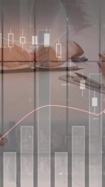 Toplantıda el ele tutuşan iş adamlarının istatistik ve mali veri işleme animasyonları. küresel iş, bağlantılar ve veri işleme kavramı dijital olarak oluşturulmuş video.