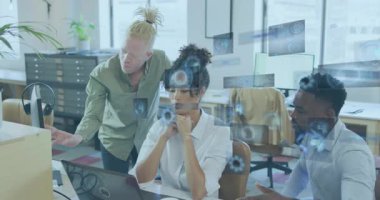 Çeşitli takımlar dijital veri işleme animasyon örtüsüyle ofiste işbirliği yapıyor. Takım çalışması, işbirliği, teknoloji, analitik, iş, yenilik