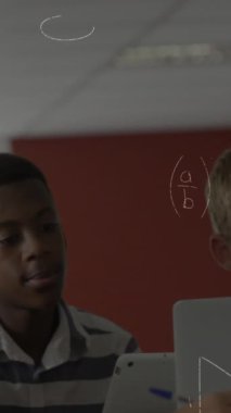 Sınıfta dizüstü bilgisayar kullanarak matematik denklemlerinin okul çocukları ve erkek öğretmen üzerinden canlandırılması. eğitim, öğrenme ve teknoloji konsepti dijital olarak oluşturulmuş video.