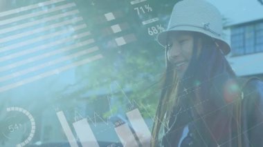 Dijital veri ve dünya haritası animasyonlu akıllı telefon kullanan, gülümseyen kadın. Teknoloji, yenilik, iletişim, bağlantı, küresel, ağ