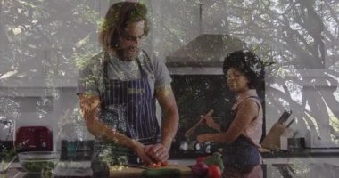 Mutfakta, orman sahnesi animasyon örtüsüyle yemek pişiren çift uyum yaratıyor. Doğa, takım çalışması, yaratıcılık