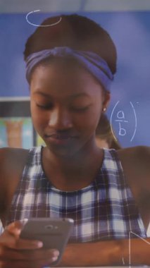 Matematiksel denklemlerin okul çocukları üzerinde sınıftaki elektronik cihazlarla canlandırılması. eğitim, öğrenme ve teknoloji konsepti dijital olarak oluşturulmuş video.