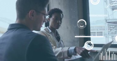 Ofisteki dijital grafik ve grafikleri kullanan iş adamları, verileri analiz ediyor. analitik, teknoloji, takım çalışması, işbirliği, veri güdümlü, kurumsal