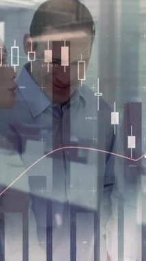 Toplantı planları olan mimarların istatistik ve finansal veri işleme animasyonları. küresel mimari, iş ve veri işleme kavramı dijital olarak oluşturulmuş video.