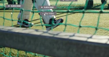 Kriket oyuncusu sosyal medya bilgilendirme animasyonlarıyla ağ üzerinden pratik yapıyor. Spor, atlet, pratik, dijital, iletişim, etkileşim