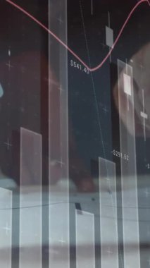 Toplantıdaki iş adamları üzerinde istatistik ve mali veri işleme animasyonu. küresel iş, bağlantılar ve veri işleme kavramı dijital olarak oluşturulmuş video.