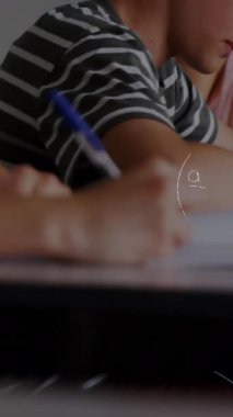 Matematiksel denklemlerin sınıfta yazan çocuklar üzerindeki animasyonu. eğitim, öğrenme ve bilgi konsepti dijital olarak oluşturulmuş video.