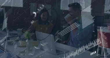 Finansal verileri analiz etmek, ofis sahnesini kaplayan grafikleri olan iş adamları. Finans, analitik, ekonomi, istatistik, şirket, analiz