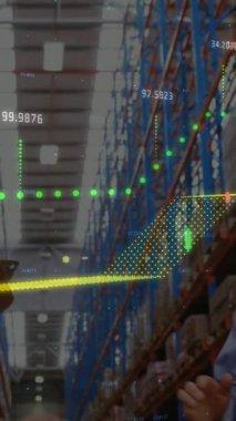 Depodaki çeşitli iş adamları üzerinde finansal veri işleme animasyonu. küresel sevkiyat, dağıtım ve bağlantılar konsepti dijital olarak oluşturulmuş video.