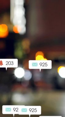 Odak trafik ışığı dışında sosyal medya simgelerinin ve numaraların animasyonu. küresel sosyal medya, bağlantılar ve dijital arayüz konsepti dijital olarak oluşturulmuş video.