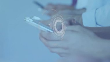 Akıllı telefon kullanan kişi üzerinde yüz tanıma animasyonuyla dijital arayüz. Teknoloji, yenilik, biyometrik, güvenlik, kimlik