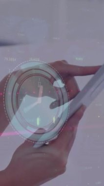 Tablet kullanan bir iş kadını hakkında saat, istatistik ve veri işleme animasyonu. küresel iş, veri işleme ve dijital arayüz kavramı dijital olarak oluşturulmuş video.