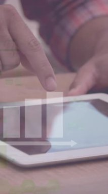 Tablet kullanılarak işkadını üzerinden finansal veri işleme animasyonu. küresel iş, veri işleme ve dijital arayüz kavramı dijital olarak oluşturulmuş video.