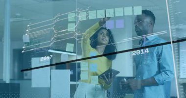 Dijital grafikler ve yapışkan notlarla verileri analiz etmek, ofisteki iş adamları. Analizler, takım çalışması, beyin fırtınası, işbirliği, strateji