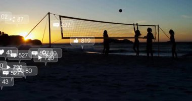 Gün batımında plaj voleybolu oynamak, sosyal medya ikonlarının animasyonu olan insanlar. spor, sosyal ağ, dijital, takım çalışması, arkadaşlar