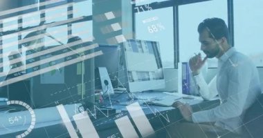 Finansal veriler ve grafiklerle masasında çalışan bir işadamı animasyonu örtüyor. Finans, analitik, şirket, strateji, ekonomi, analiz