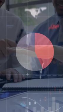 Toplantıda el ele tutuşan iş adamlarının istatistik ve mali veri işleme animasyonları. küresel iş, bağlantılar ve veri işleme kavramı dijital olarak oluşturulmuş video.