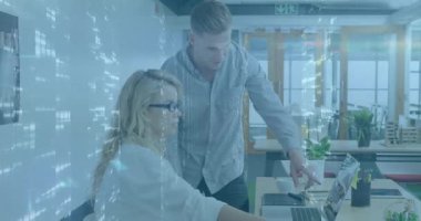 Dijital veri animasyonu ile ofiste çalışmayı tartışan iki meslektaşım. İş, takım çalışması, işbirliği, teknoloji, yenilik, iletişim