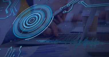 Akıllı telefon ve dizüstü bilgisayar kullanan kişinin gelecekteki dijital arayüz animasyonu. Teknoloji, yenilik, bağlantı, iletişim, mobil, aygıt