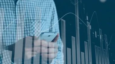 Akıllı telefon kullanarak, iş adamı ofis ortamındaki finansal grafik animasyonunu analiz ediyor. teknoloji, finans, analiz, dijital, kurumsal, üretkenlik