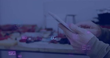 5G ve 6G ağ animasyon kaplamalı akıllı telefonu tutan eller. Teknoloji, yenilik, iletişim, mobil, kablosuz, bağlantı